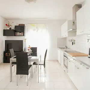 Nina , Bacvice Apartment Split
